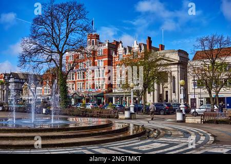 Das Scarisbrick Hotel in Lord Street, Southport, Merseyside, England, mit dem Diana Princess of Wales Memorial Fountain im Vordergrund. Stockfoto