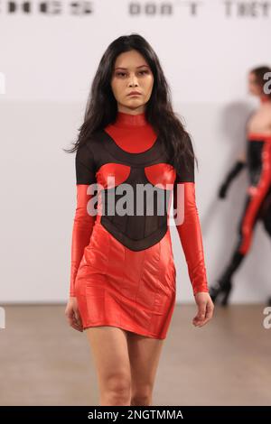 London, Großbritannien. 18. Februar 2023. LONDON, ENGLAND: Models laufen auf der Pam HOGG Show während der London Fashion Week, 18. Februar 2023 London, UK. Alla Bogdanovic/Alamy Live Credit: Alla Bogdanovic/Alamy Live News Stockfoto