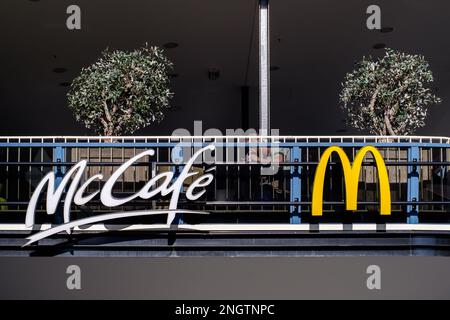 BERLIN, DEUTSCHLAND - 8. Oktober 2018: Blick von der McDonalds McCage Terrasse am Bahnhof Berlin-Zoo in Berlin am 8. Oktober 2018. Stockfoto