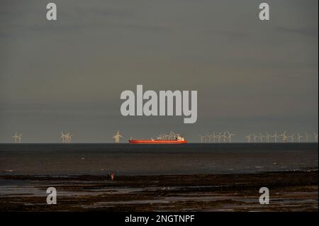 Margate, Großbritannien. 17. Februar 2023 Im Hintergrund befindet sich die riesige Windfarm Thames Estuary. Leben an der Margate Küste. Kredit: Guy Bell/Alamy Live News Stockfoto