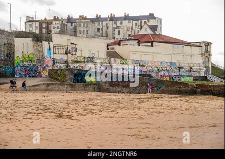 Margate, Großbritannien. 17. Februar 2023 Graffiti bedeckt die Meeresmauern - Leben an der Margate Seafront. Kredit: Guy Bell/Alamy Live News Stockfoto