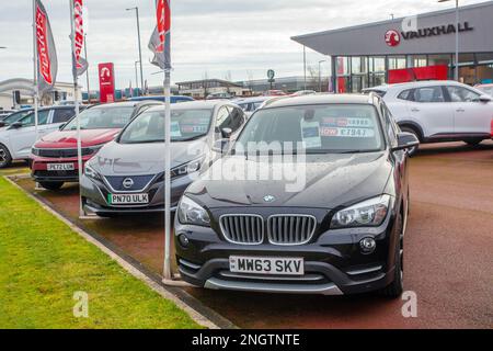 2013 Black BMW X1 Sdrive18D XLine X1 18D Start/Stopp. SUV-Diesel 1995 cm3; Neu- und Gebrauchtwagen werden auf dem Vorplatz und im Ausstellungsraum des Autohändlers zum Verkauf angeboten. Stockfoto