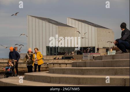 Margate, Großbritannien. 18. Februar 2023 Das Turner Contemporary bringt moderne Kunst in die Stadt. Leben an der Margate Küste. Kredit: Guy Bell/Alamy Live News Stockfoto