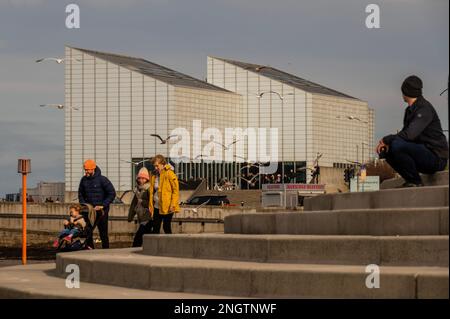 Margate, Großbritannien. 18. Februar 2023 Das Turner Contemporary bringt moderne Kunst in die Stadt. Leben an der Margate Küste. Kredit: Guy Bell/Alamy Live News Stockfoto