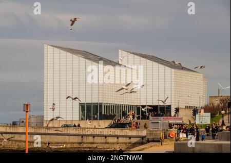 Margate, Großbritannien. 18. Februar 2023 Das Turner Contemporary bringt moderne Kunst in die Stadt. Leben an der Margate Küste. Kredit: Guy Bell/Alamy Live News Stockfoto