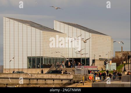 Margate, Großbritannien. 18. Februar 2023 Das Turner Contemporary bringt moderne Kunst in die Stadt. Leben an der Margate Küste. Kredit: Guy Bell/Alamy Live News Stockfoto