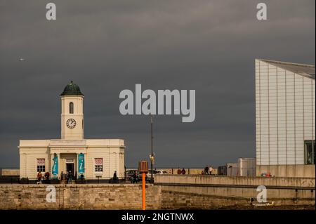 Margate, Großbritannien. 18. Februar 2023 Das Margate Pier and Harbour Company-Gebäude, 1812 mit dem Turner Contemporary, das moderne Kunst in die Stadt bringt. Leben an der Margate Küste. Kredit: Guy Bell/Alamy Live News Stockfoto