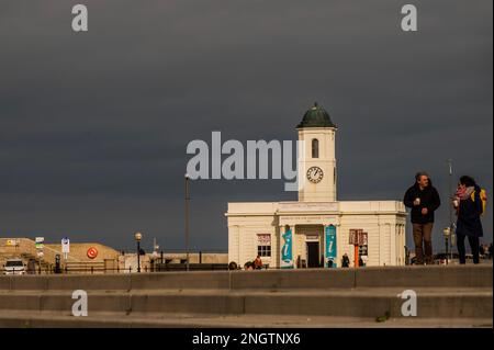 Margate, Großbritannien. 18. Februar 2023 Das Margate Pier and Harbour Company-Gebäude, 1812 - Leben an der Margate Seafront. Kredit: Guy Bell/Alamy Live News Stockfoto