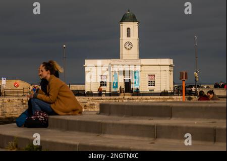 Margate, Großbritannien. 18. Februar 2023 Das Margate Pier and Harbour Company-Gebäude, 1812 - Leben an der Margate Seafront. Kredit: Guy Bell/Alamy Live News Stockfoto