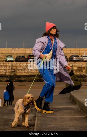 Margate, Großbritannien. 18. Februar 2023 Mit dem Hund an der Hafenmauer und am Strand spazieren gehen - Leben an der Margate Küste. Kredit: Guy Bell/Alamy Live News Stockfoto