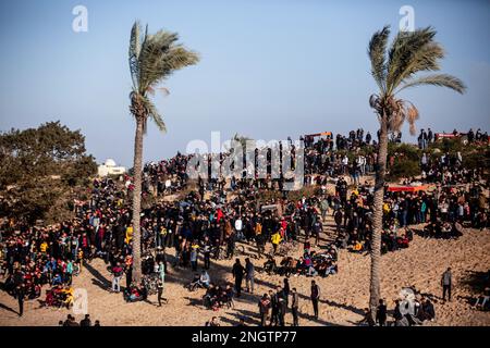 Gaza, Palästina. 17. Februar 2023. Die Palästinenser beobachten die Fahrer von Allradfahrzeugen während der „wöchentlichen Drift“-Veranstaltung auf den sandigen Hügeln der Stadt Rafah im südlichen Gazastreifen. (Foto: Yousef Masoud/SOPA Images/Sipa USA) Guthaben: SIPA USA/Alamy Live News Stockfoto