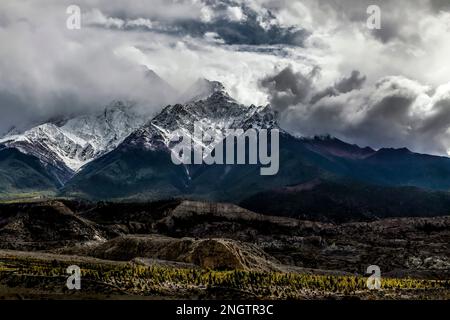 Nilgiri-Berge, Blick auf Jomsom, Mustang, Nepal. Stockfoto