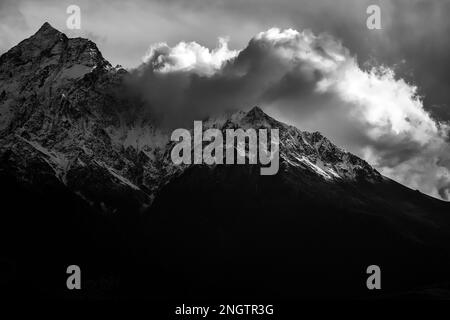 Nilgiri-Berge, Blick auf Jomsom, Mustang, Nepal. Stockfoto