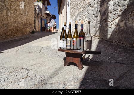 Flaschen Wein in Omodos Stadt in den Troodos Bergen auf Zypern Inselland Stockfoto