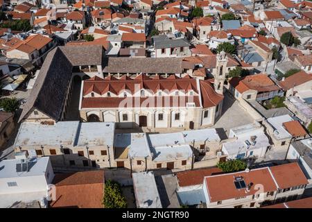 Omodos-Stadt in den Troodos-Bergen auf Zypern aus der Vogelperspektive Stockfoto
