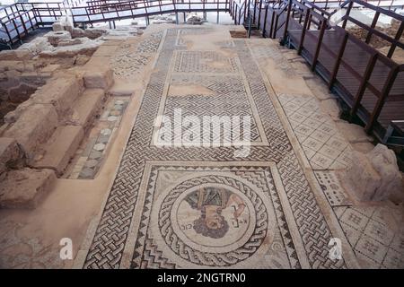 Mosaik in Ruinen von Bädern und Haus des Eustolios in der Ausgrabungsstätte Kourion im Inselland Zypern Stockfoto