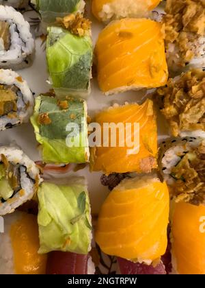 Ein Blick von oben auf köstliches Sushi auf dem Teller Stockfoto