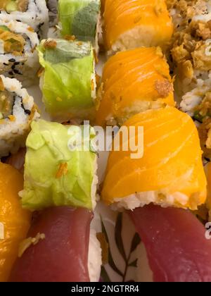 Ein Blick von oben auf köstliches Sushi auf dem Teller Stockfoto