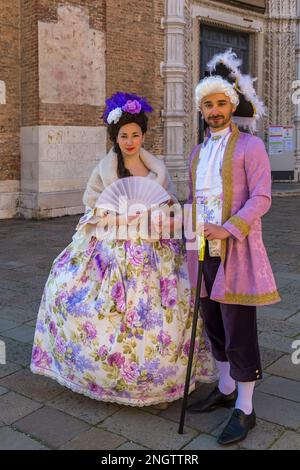 Karnevalsbesucher in prächtigen Kostümen während des Karnevals 2023 in San Polo, Venedig, Italien im Februar Stockfoto