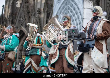 Köln, Deutschland - 18. Februar 2023: Vom 16. Bis 22. Februar 2023 werden Tausende von Feiern auf dem alten Markt in Köln zusammenkommen, um die Eröffnung des Kölner Karnevals zu feiern, auch bekannt als „Crazy Days“. Kredit: Sinai Noor/Alamy Live News Stockfoto