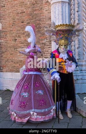 Karnevalsbesucher, die im Februar während des Karnevals 2023 in San Polo, Venedig, Italien, in prächtigen Kostümen und Masken gekleidet waren Stockfoto