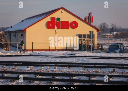 Dino-Supermarkt, polnische Lebensmitteleinzelhandelskette im Dorf Rogow, Woiwodschaft Lodzkie in Polen Stockfoto