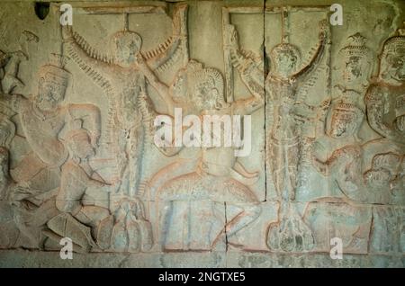 Details der Steinschnitzereien in Sandstein an den Wänden des berühmten antiken Tempels von Angkor Wat in Kambodscha. Stockfoto