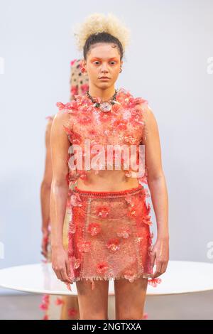 London, Großbritannien. 19. Februar 2023 Ein Modell trägt einen Look von Mata Durikovic, hergestellt aus (essbarem) bioplastischem Kristallleder, in der MADBYMAD Catwalk Show während der London Fashion Week (LFW) bei Fashion Scout, wo Kreationen für Herbst/Winter 2023 (AW23) von aufstrebenden Designern gezeigt werden. Die fünftägige Veranstaltung umfasst Laufsteg-Shows, Präsentationen und andere Veranstaltungen von mehr als 116 Designern aus der Hauptstadt. Kredit: Stephen Chung / Alamy Live News Stockfoto