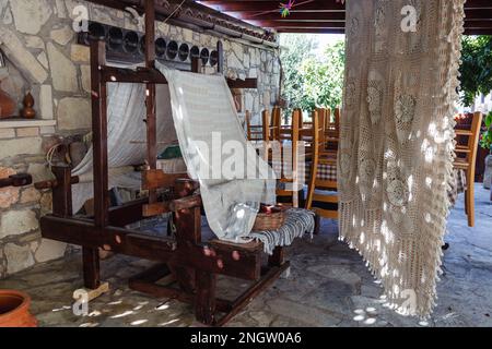 Traditionelle Tischdecken und Webstühle in Sofia und Andreas traditionelles Haus im Dorf Letymbou im Paphos-Viertel von Zypern Stockfoto