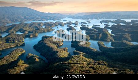 Der See TA Dung mit vielen kleinen Inseln bildet die ruhige Schönheit und rustikale Landschaft in der Hochlandprovinz Lam Dong in Vietnam Stockfoto