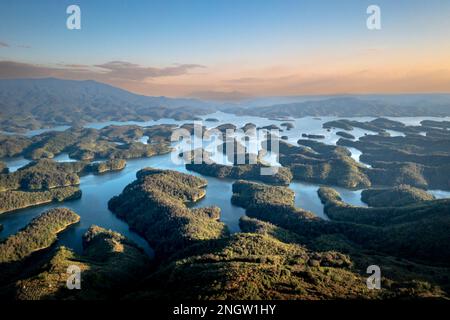 Der See TA Dung mit vielen kleinen Inseln bildet die ruhige Schönheit und rustikale Landschaft in der Hochlandprovinz Lam Dong in Vietnam Stockfoto