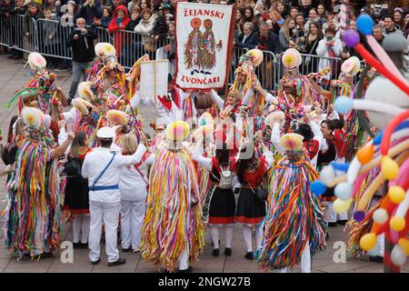 Rijeka, Kroatien. 19. Februar 2023. Reveller nehmen am 19. Februar 2023 an der traditionellen Karnevalsprozession in Rijeka, Kroatien, Teil. Foto: Nel Pavletic/PIXSELL Credit: Pixsell/Alamy Live News Stockfoto