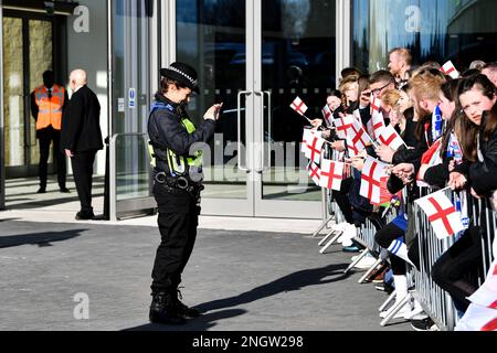 CBS Arena, Coventry, Großbritannien. 19. Februar 2023. Arnold Clark Cup Fußball, England gegen Italien; England Fans kommen vor dem Kick-off Credit: Action Plus Sports/Alamy Live News Stockfoto