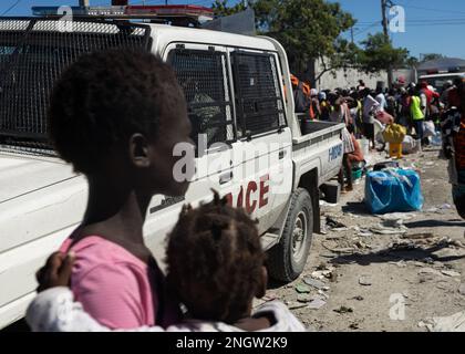 Port Au Prince, Haiti. 17. November 2022. Binnenvertriebene verlassen ihr De-facto-Lager auf der Plaza Hugo Chavez, Port-au-Prince, Haiti, nachdem sie am 17. November 2022 von der haitianischen Nationalpolizei aus dem Lager geworfen wurden. (Foto: Collin Mayfield/Sipa USA) Guthaben: SIPA USA/Alamy Live News Stockfoto