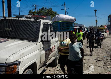 Port Au Prince, Haiti. 17. November 2022. Binnenvertriebene verlassen ihr De-facto-Lager auf der Plaza Hugo Chavez, Port-au-Prince, Haiti, nachdem sie am 17. November 2022 von der haitianischen Nationalpolizei aus dem Lager geworfen wurden. (Foto: Collin Mayfield/Sipa USA) Guthaben: SIPA USA/Alamy Live News Stockfoto