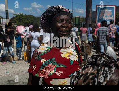 Port Au Prince, Haiti. 17. November 2022. Eine Frau, die von der Bande vertrieben wurde, steht am 17. November 2022 in der Nähe des Plaza Hugo Chavez in Port-au-Prince, Haiti. (Foto: Collin Mayfield/Sipa USA) Guthaben: SIPA USA/Alamy Live News Stockfoto