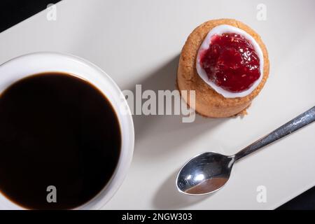 Helsinki / Finnland - 19. FEBRUAR 2022: Traditionelle finnische Küche - Runeberg Torte ist nach dem finnischen Nationaldichten Johan Ludvig Runeberg benannt. F Stockfoto