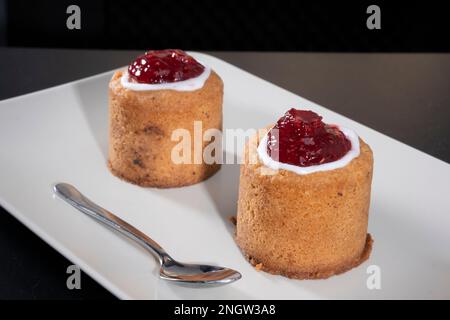 Helsinki / Finnland - 19. FEBRUAR 2022: Traditionelle finnische Küche - Runeberg Torte ist nach dem finnischen Nationaldichten Johan Ludvig Runeberg benannt. F Stockfoto