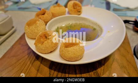 Pani Puri oder Golgappa oder Puchkas von einem weißen Teller, das ein beliebtes indisches Chat-Menü ist. Stockfoto