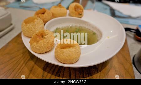 Pani Puri oder Golgappa oder Puchkas von einem weißen Teller, das ein beliebtes indisches Chat-Menü ist. Stockfoto