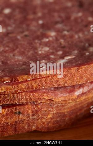 Stücke von handwerklich hergestellten libanesischen Bologna vom Central Market in Lancaster, Pennsylvania. Stockfoto