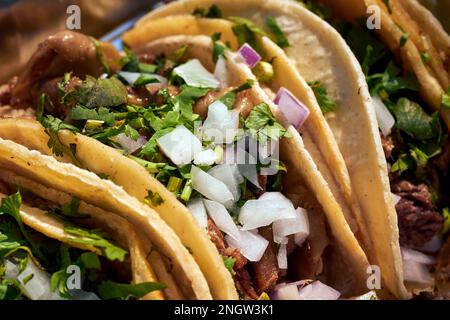 Tacos, das klassische mexikanische Street Food, das in Corona, Queens, New York City, USA, serviert wird Stockfoto