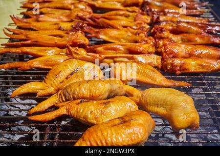 Gefüllte Hähnchenflügel, ein beliebtes Gericht auf dem Outdoor Asian Market, FDR Park, Philadelphia, Pennsylvania, USA Stockfoto