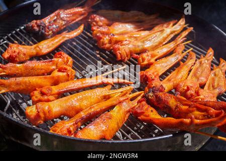 Gefüllte Hähnchenflügel, ein beliebtes Gericht auf dem Outdoor Asian Market, FDR Park, Philadelphia, Pennsylvania, USA Stockfoto