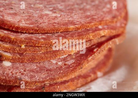 Stücke von handwerklich hergestellten libanesischen Bologna vom Central Market in Lancaster, Pennsylvania. Stockfoto