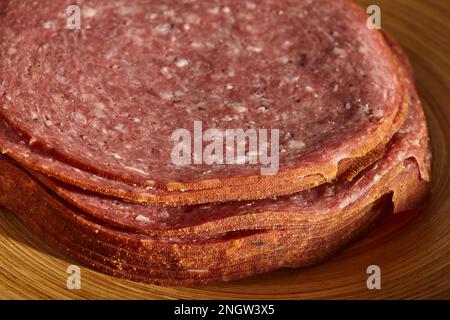 Stücke von handwerklich hergestellten libanesischen Bologna vom Central Market in Lancaster, Pennsylvania. Stockfoto