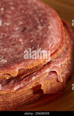 Stücke von handwerklich hergestellten libanesischen Bologna vom Central Market in Lancaster, Pennsylvania. Stockfoto