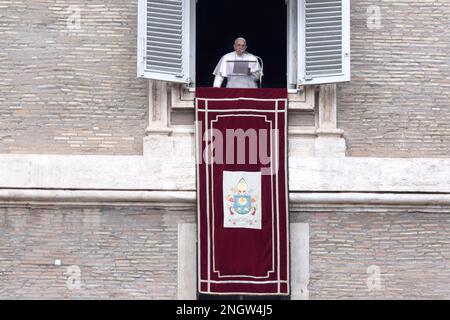 Vatikanstadt, Vatikan 19. Februar 2023. Papst Franziskus leitet das Mittagsgebet von Angelus aus dem Fenster seines Studios mit Blick auf den Petersplatz. Stockfoto