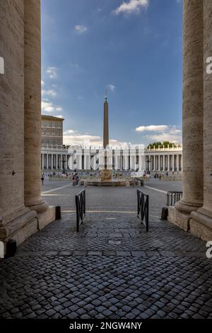 Der Petersplatz ist ein großer platz direkt vor der St. Petersdom, Vatikanstadt. Stockfoto