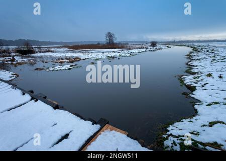 Blick von der Brücke auf den Fluss Uherka, der die Wiesen überflutet, Czulczyce, Ostpolen Stockfoto